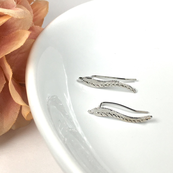 Leaf Minimalist Cuff Earring - Picture 5 of 8